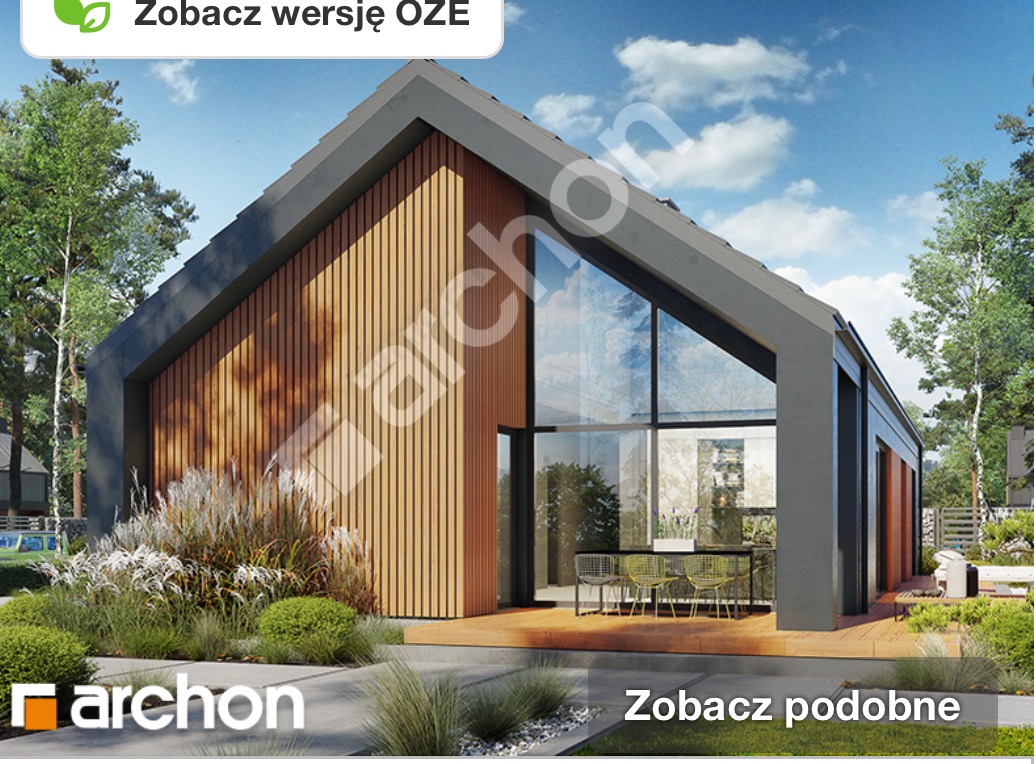 Nowoczesny dom jednorodzinny z drewnianą elewacją i dużymi przeszkleniami, otoczony ozdobną trawą i zielenią. Widoczny fragment tarasu z meblami ogrodowymi.