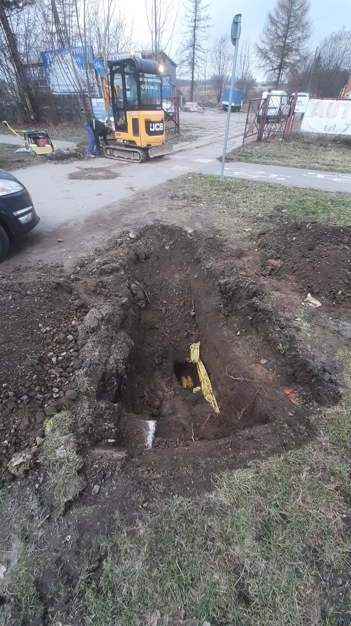 Pomiar rury gazu przy okazji odkrywek w planowanym miejscu wjazu na teren inwestycji.