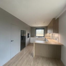 Meble kuchenne z drzwiami bez przylgowymi.