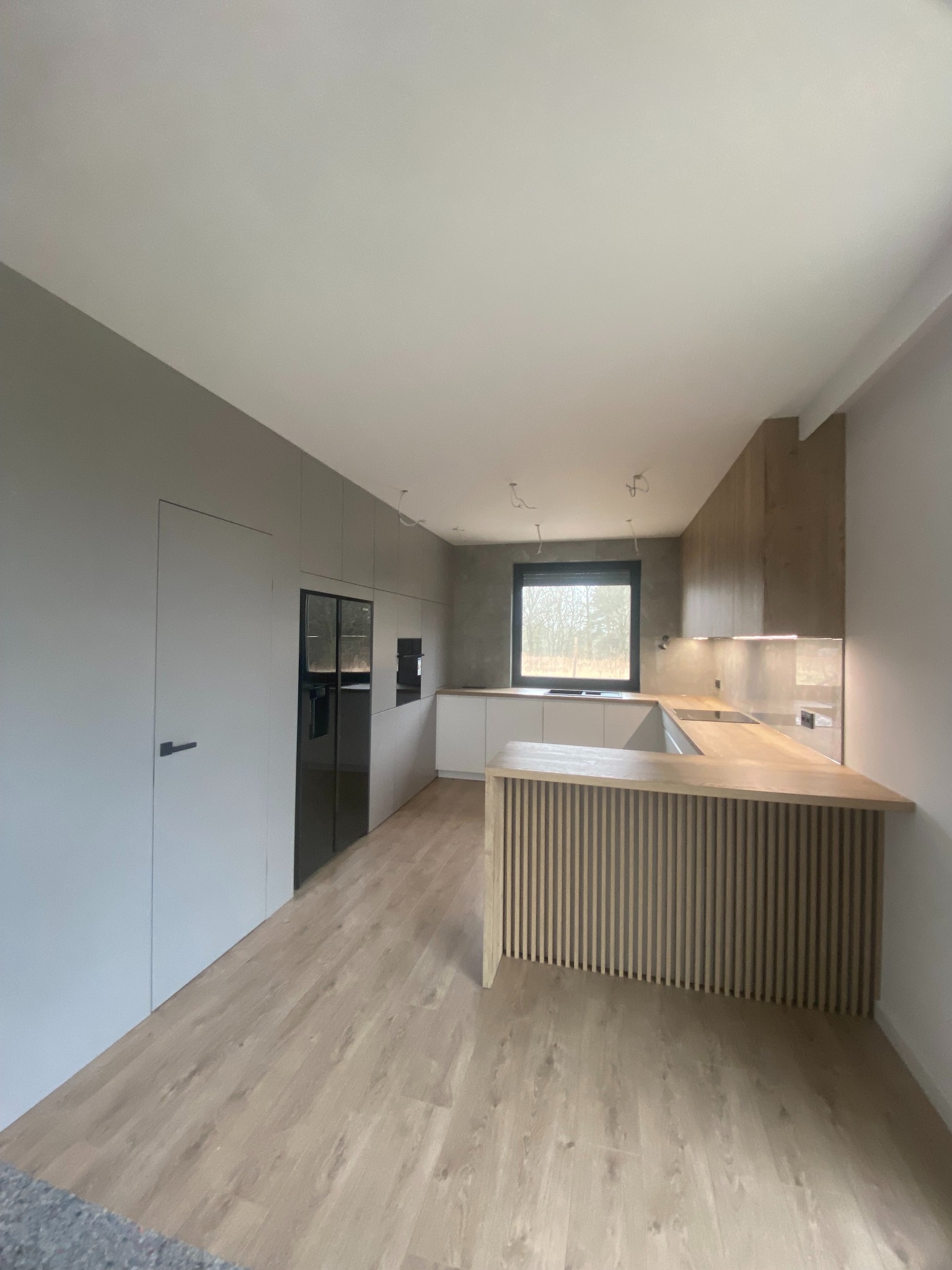 Meble kuchenne z drzwiami bez przylgowymi.