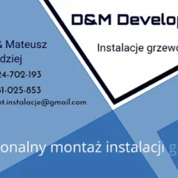 Wizytówka firmy D&M Development oferującej profesjonalny montaż instalacji grzewczych, z danymi kontaktowymi: imiona i nazwiska, numery telefonów i adres e-mail.