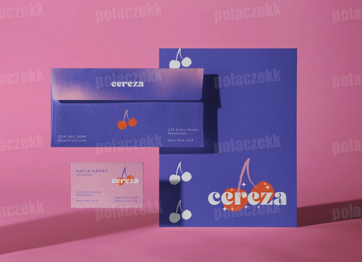 Komplet materiałów firmowych na różowym tle: wizytówka, koperta i papier firmowy w odcieniach fioletu, z motywem wiśni i nazwą firmy 'cereza'.