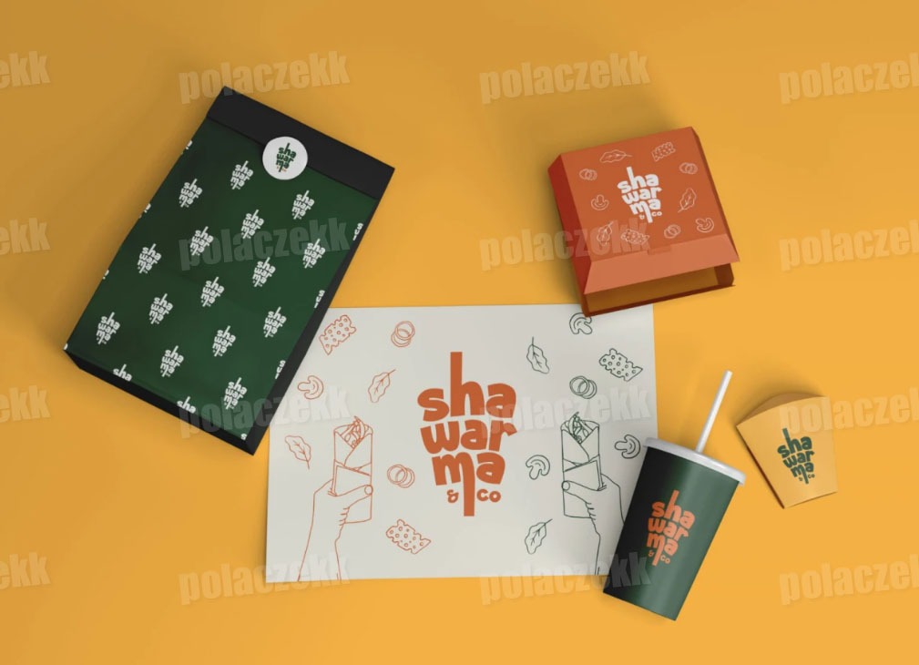 Zestaw materiałów reklamowych z identyfikacją wizualną marki shawarma: pudełko, torba, kubek i papier z logo, na żółtym tle.