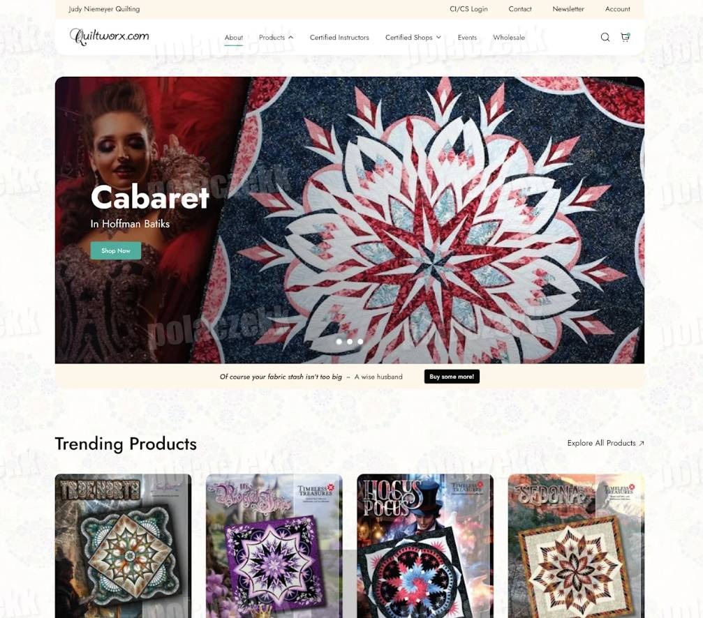 Strona internetowa z ofertą patchworków, prezentująca kolekcję 'Cabaret' w Hoffman Batiks, obok wizerunku kobiety w kostiumie scenicznym, poniżej sekcja 'Trending Products' z miniaturami innych...