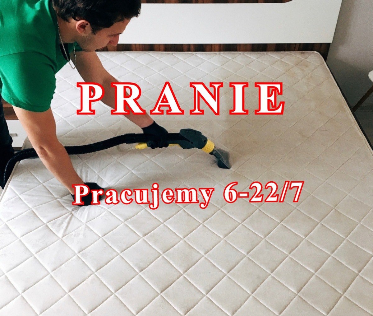 Mężczyzna w zielonej koszulce czyści materac za pomocą odkurzacza piorącego z czarnym wężem i żółtą dyszą.