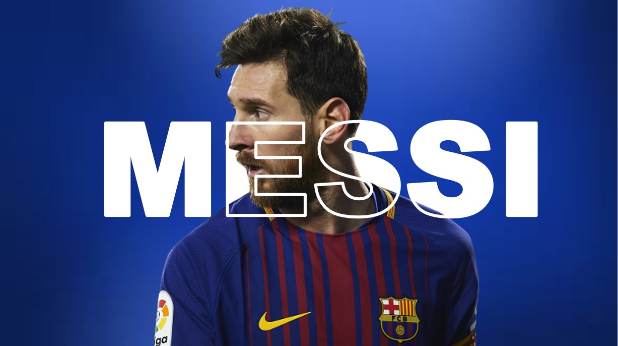 Portret piłkarza Lionela Messiego w koszulce FC Barcelony na niebieskim tle z białym napisem 'MESSI' częściowo zasłaniającym jego twarz i ciało.