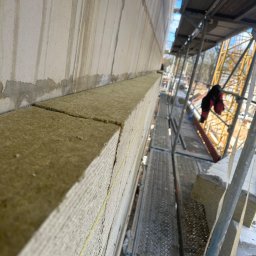 Wykonanie elewacji na bloku 4 piętrowym z wełny skalnej 