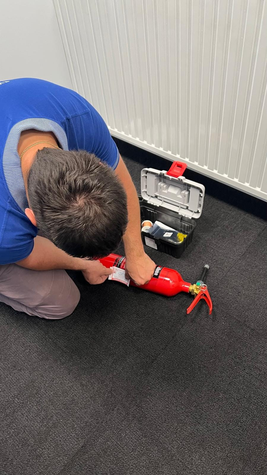 Przeglądy gaśnic to podstawa i obowiązek minimum raz na 12 miesięcy. Podręczny sprzęt gaśniczy musi być sprawny.