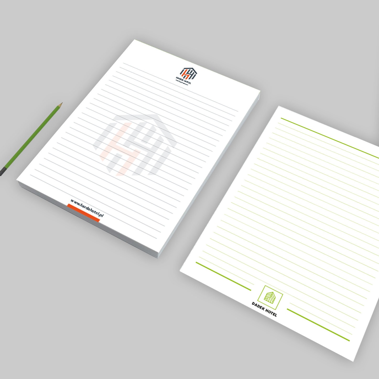 Dwa bloki biurowe z logo hoteli, jeden z pomarańczowo-szarym logo i adresem strony internetowej, drugi z zielonym logo na jasnoszarym tle z ołówkiem obok.