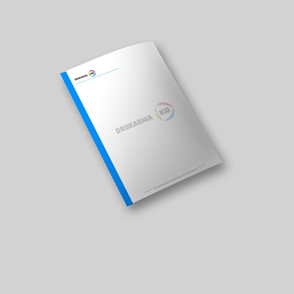 Biała kartka firmowa z niebieskim paskiem bocznym i szarym logo drukarni KID, leżąca ukośnie na szarym tle.