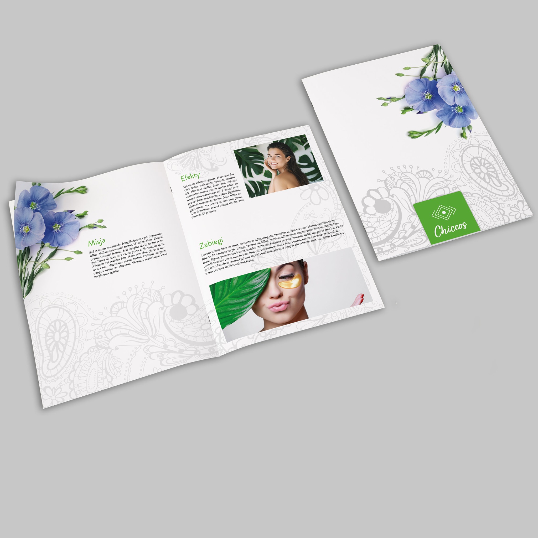 Rozłożona, trójdzielna broszura reklamowa z motywami kwiatowymi i zdjęciami kobiet, leżąca na szarym tle.