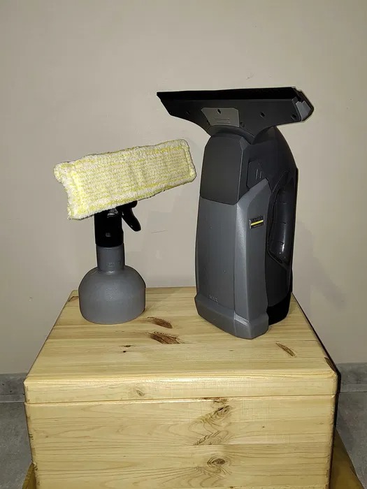 Myjka do okien Karcher WVP 10 ADV z rozpylaczem na drewnianej skrzynce, widok z boku.