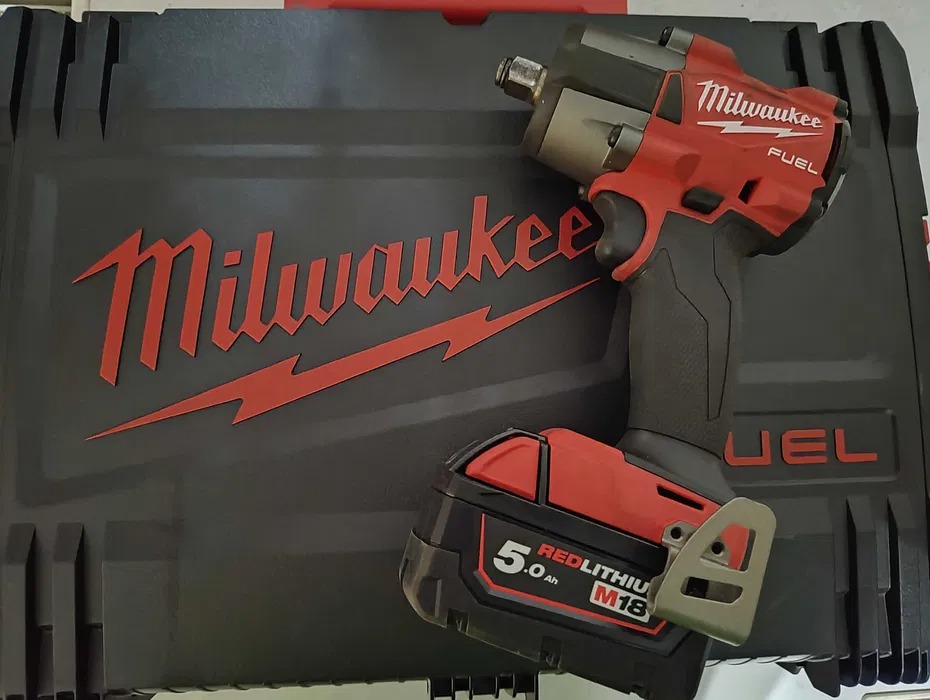 Akumulatorowy klucz udarowy Milwaukee M18 FUEL na czarnym pudełku z logo marki w kolorze czerwonym.