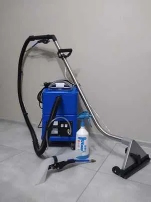 Profesjonalny odkurzacz piorący Santoemma Sabrina z dyszą podłogową i ręczną, butelka środka czyszczącego, gotowy do użycia na jasnych płytkach podłogowych.