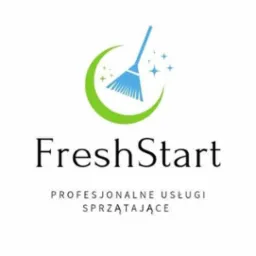 Logo firmy sprzątającej FreshStart z symbolem zielonego półksiężyca, niebieskiej miotły i gwiazdek, pod spodem napis 'PROFESJONALNE USŁUGI SPRZĄTAJĄCE'.