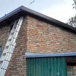 Nowe poszycie na budynku gospodarczym