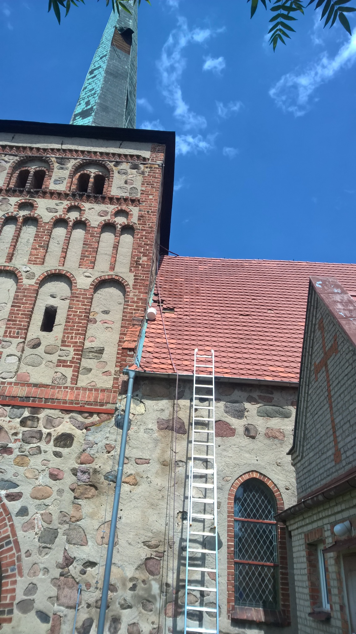 Naprawa wieży kościoła i dachu