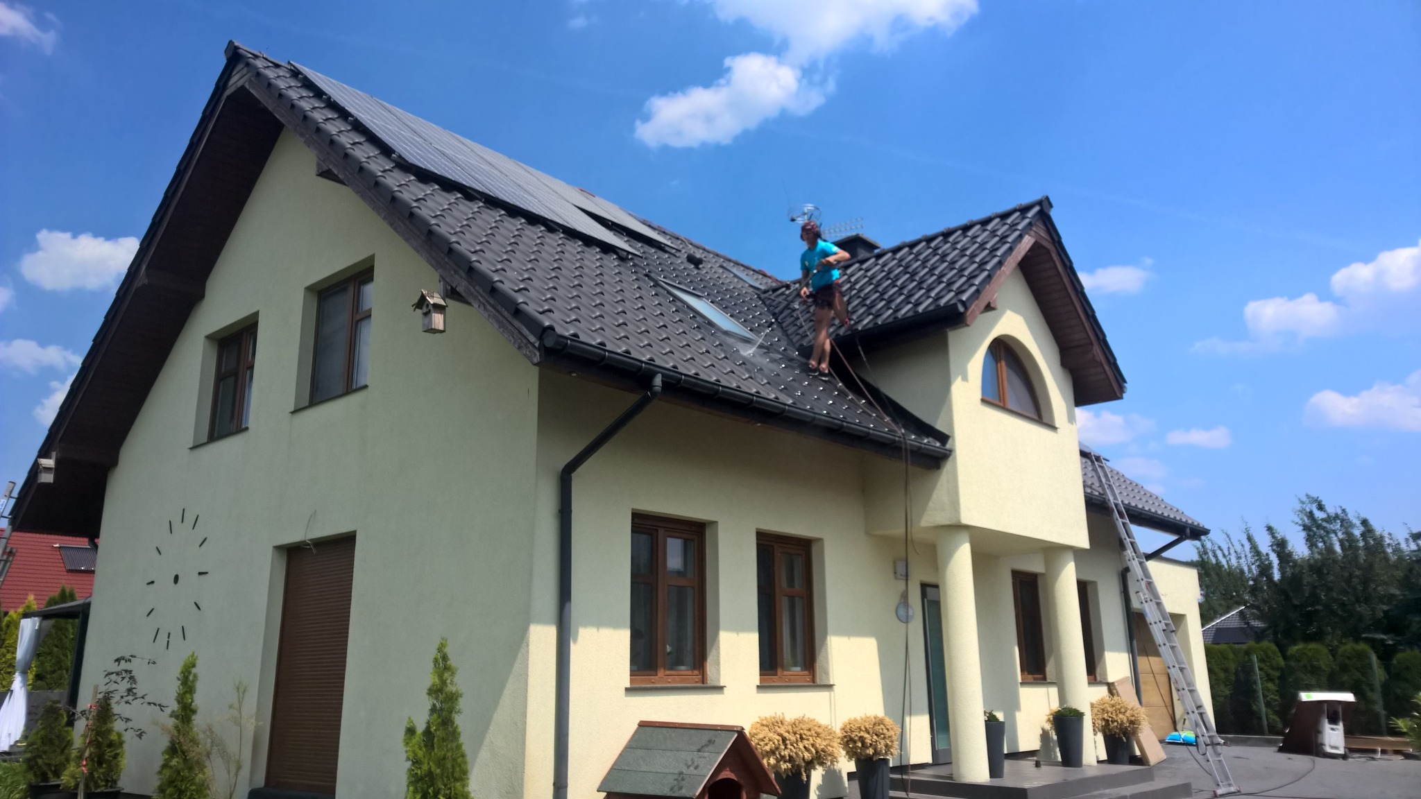 Mycie dachu z dachówki ceramicznej