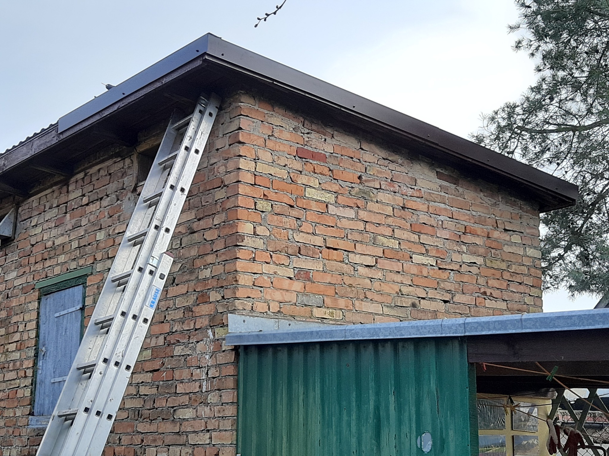 Nowe poszycie na budynku gospodarczym