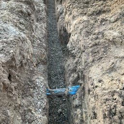 Dzięki odpowiedniemu sprzętowi oraz doświadczeniu zapewniamy skuteczne rozwiązania problemów z nadmierną wilgocią, wodami opadowymi i zalewaniem posesji. Nasze usługi pomagają chronić fundamenty, budynki i ogrody przed szkodami wynikającymi z nadmiaru wody