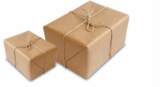 Dwie paczki owinięte w brązowy papier i związane sznurkiem, jedna większa, druga mniejsza, na jasnym tle, gotowe do transportu.