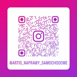 Kod QR z logo Instagrama i nazwą użytkownika @ARTIS_NAPRAWY_SAMOCHODOWE na białym tle z gradientem różowo-fioletowym.