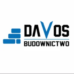Logo firmy budowlanej Davos Budownictwo z motywem niebieskich cegieł i literą V stylizowaną na strzałkę.