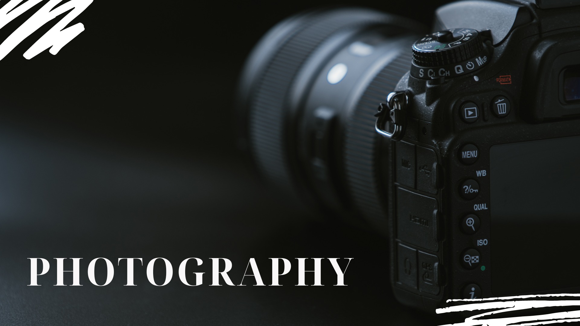 Czarny aparat fotograficzny z obiektywem na ciemnym tle, widoczne przyciski i ustawienia aparatu.