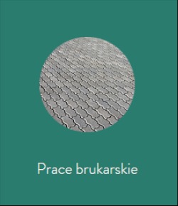 Szara kostka brukowa ułożona we wzór jodełki, prezentowana w okręgu na jednolitym, turkusowym tle z napisem 'Prace brukarskie' poniżej.