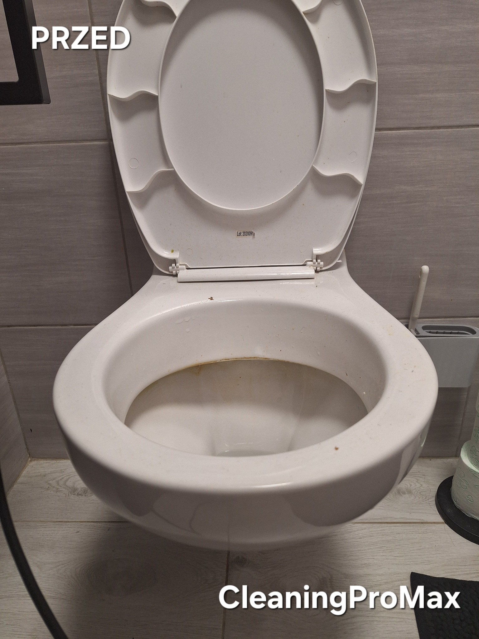 Brudna toaleta z otwartą klapą przed czyszczeniem, widoczne osady i zabrudzenia, z napisem 'PRZED' w górnym rogu i logo firmy 'CleaningProMax' w dolnym rogu.