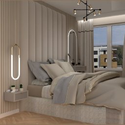 Daria Komicz-Kubacka - Nowoczesna sypialnia w odcieniach beżu i szarości z łóżkiem z tapicerowanym zagłówkiem, minimalistyczną lampką nocną i podłużnym lustrem z podświetleniem LED.