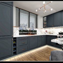 Daria Komicz-Kubacka - Nowoczesna kuchnia z ciemnymi, granatowymi szafkami, marmurowym blatem i backsplashiem, oświetleniem LED pod szafkami, drewnianą podłogą i złotymi akcentami, takimi jak bateria i lampa sufitowa.