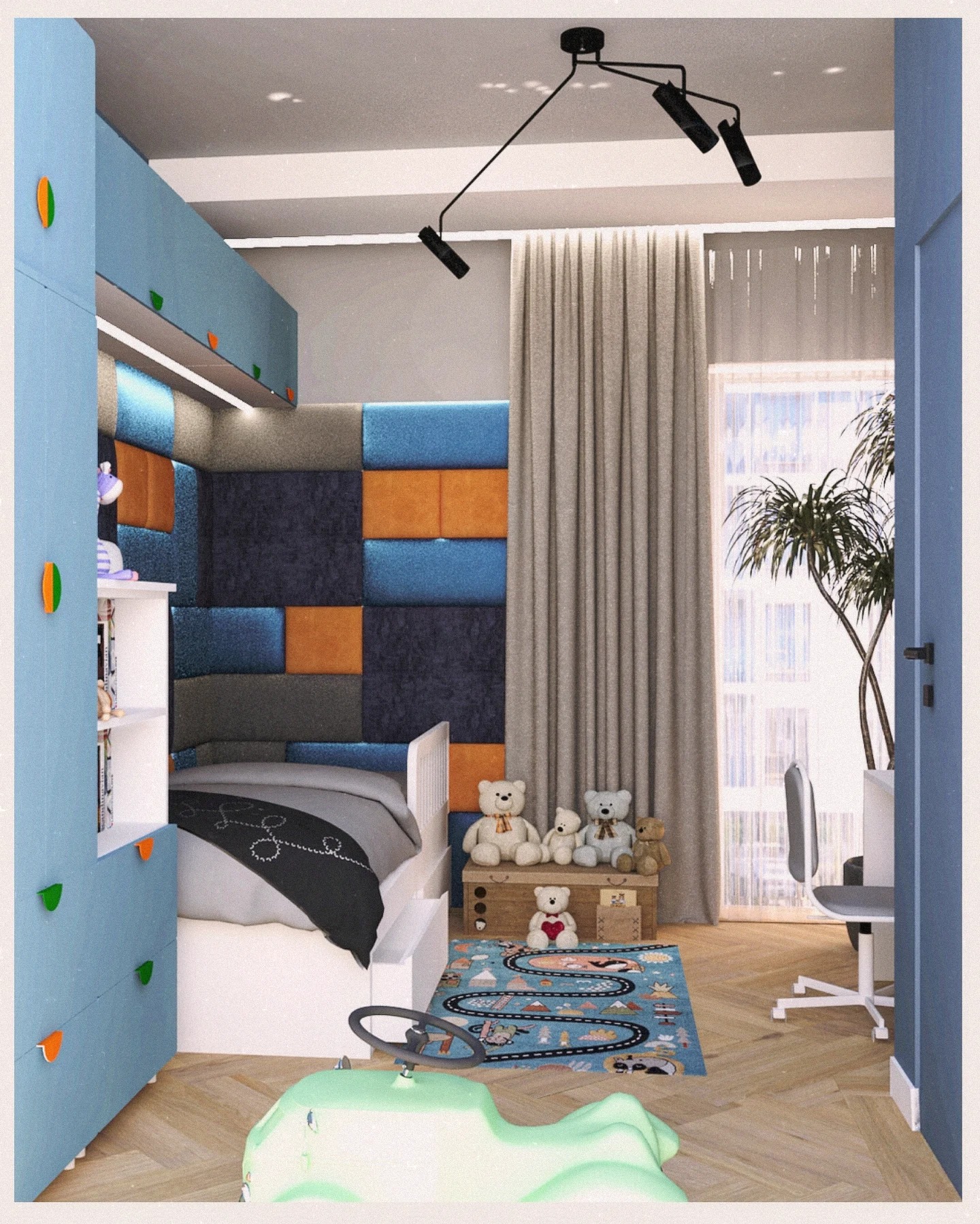 Pokój dziecięcy z łóżkiem w zabudowie, kolorową ścianą z paneli, biurkiem przy oknie i zabawkami. Nowoczesne oświetlenie sufitowe. Podłoga z jasnego drewna.