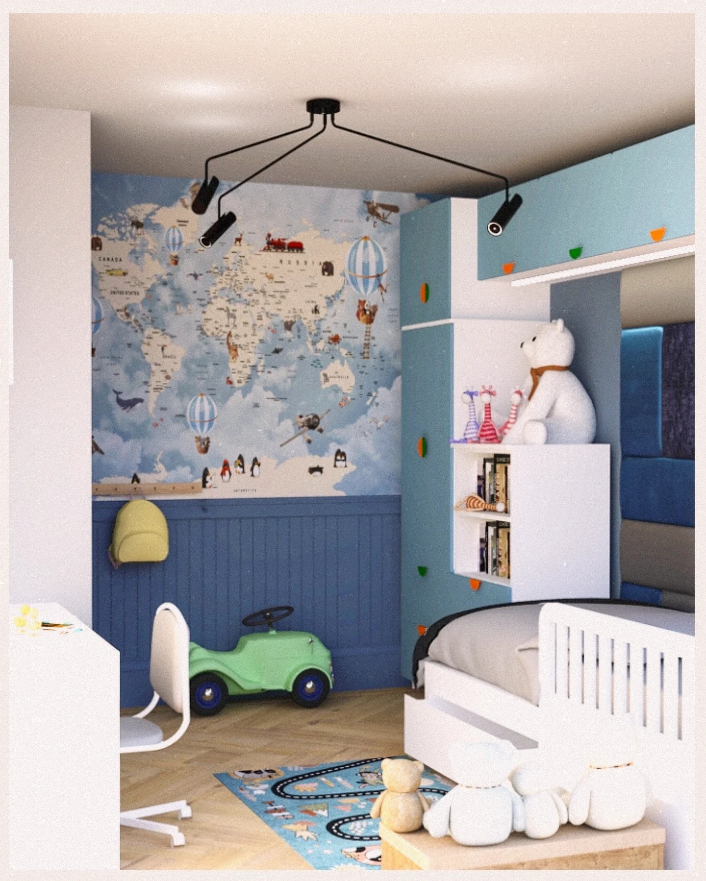 Pokój dziecięcy w błękitach: mapa świata na ścianie, zabawki (samochodzik, misie), białe meble i lampa sufitowa z reflektorami. Przytulny, nowoczesny wystrój.
