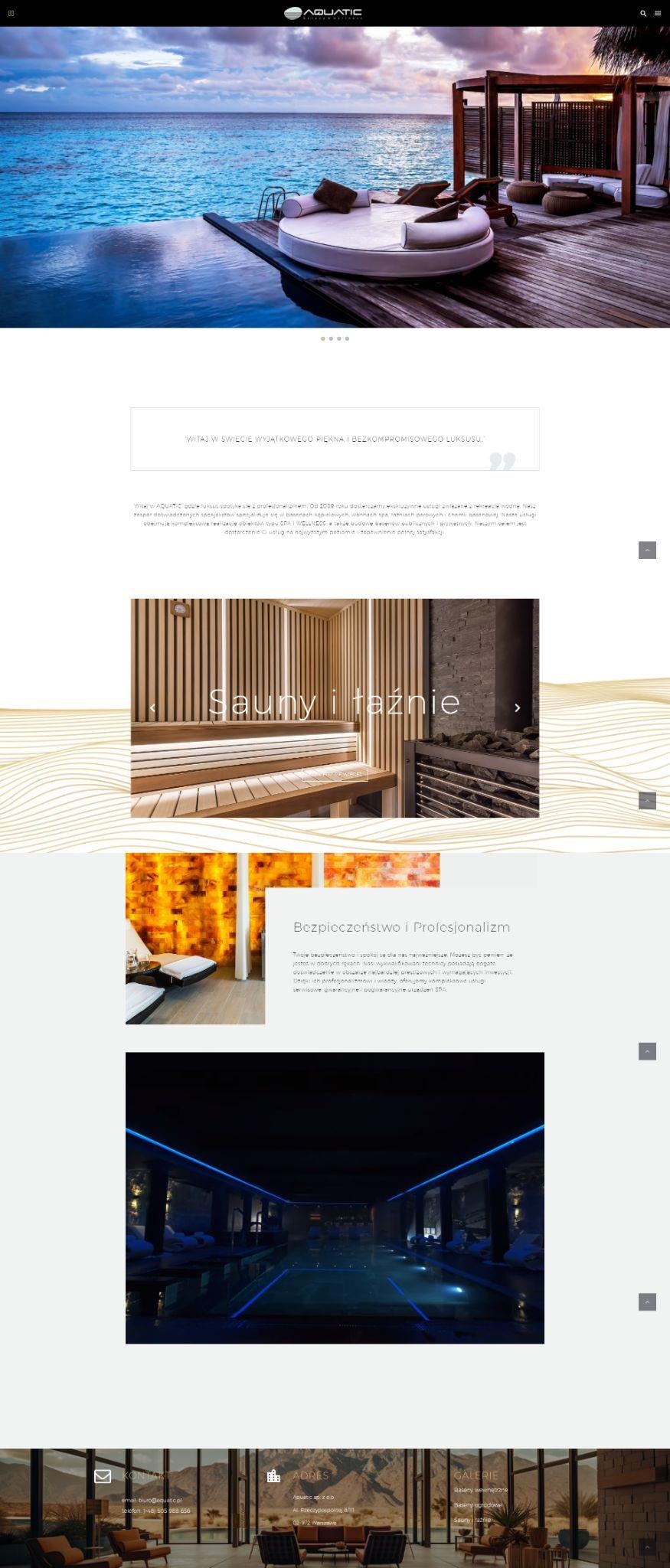 Strona internetowa firmy Aquatic prezentująca luksusowy basen infinity z leżankami na tle oceanu i zachodzącego słońca.