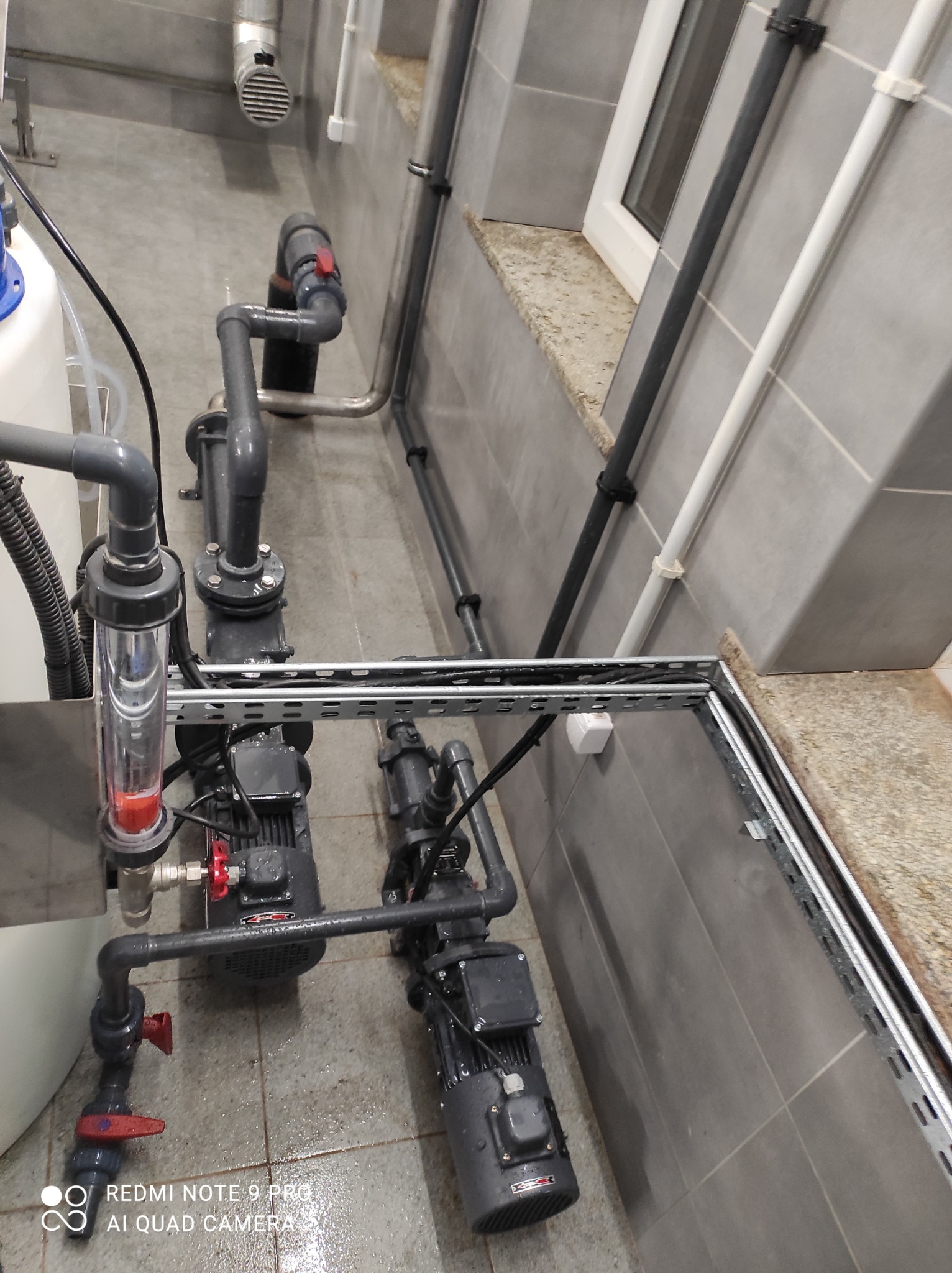 Instalacja pompy z rurami i zaworami w pomieszczeniu technicznym w Raciążu, widoczne elementy automatyki i osprzęt montażowy.