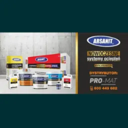 Zestaw produktów marki Arsanit do ociepleń: opakowania klejów, tynków i styropianu na tle surowego betonu, obok reklama dystrybutora Pro-Mat.