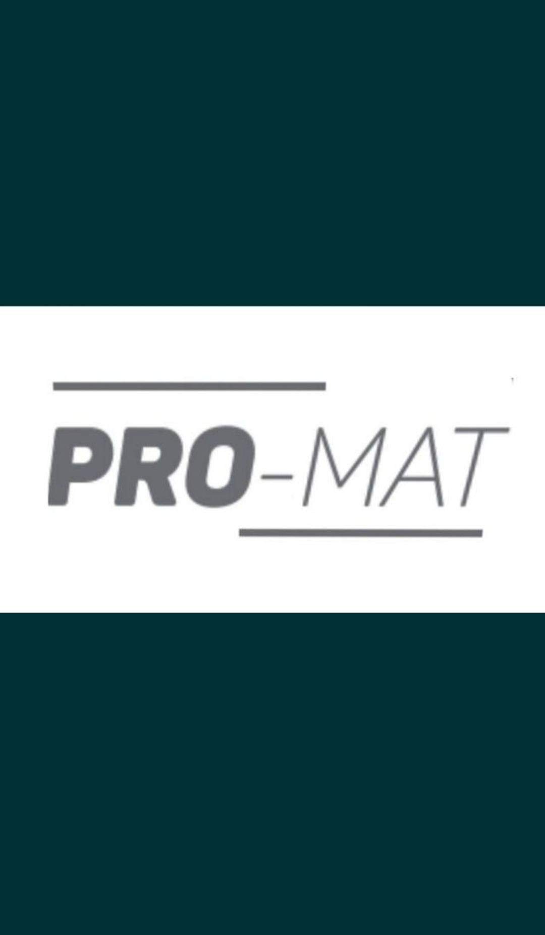 Szare logo firmy PRO-MAT na białym tle z poziomymi liniami nad i pod napisem, otoczone ciemnozielonym tłem.