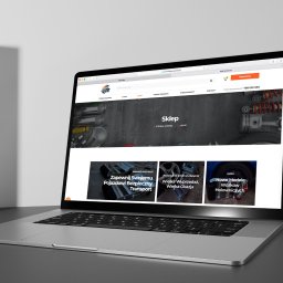 SOCIALBUZZSTUDIO Sp. z o.o. - Laptop prezentuje stronę sklepu internetowego z częściami samochodowymi. Widoczny układ strony, nawigacja i oferta. Stonowana kolorystyka, nowoczesny design.