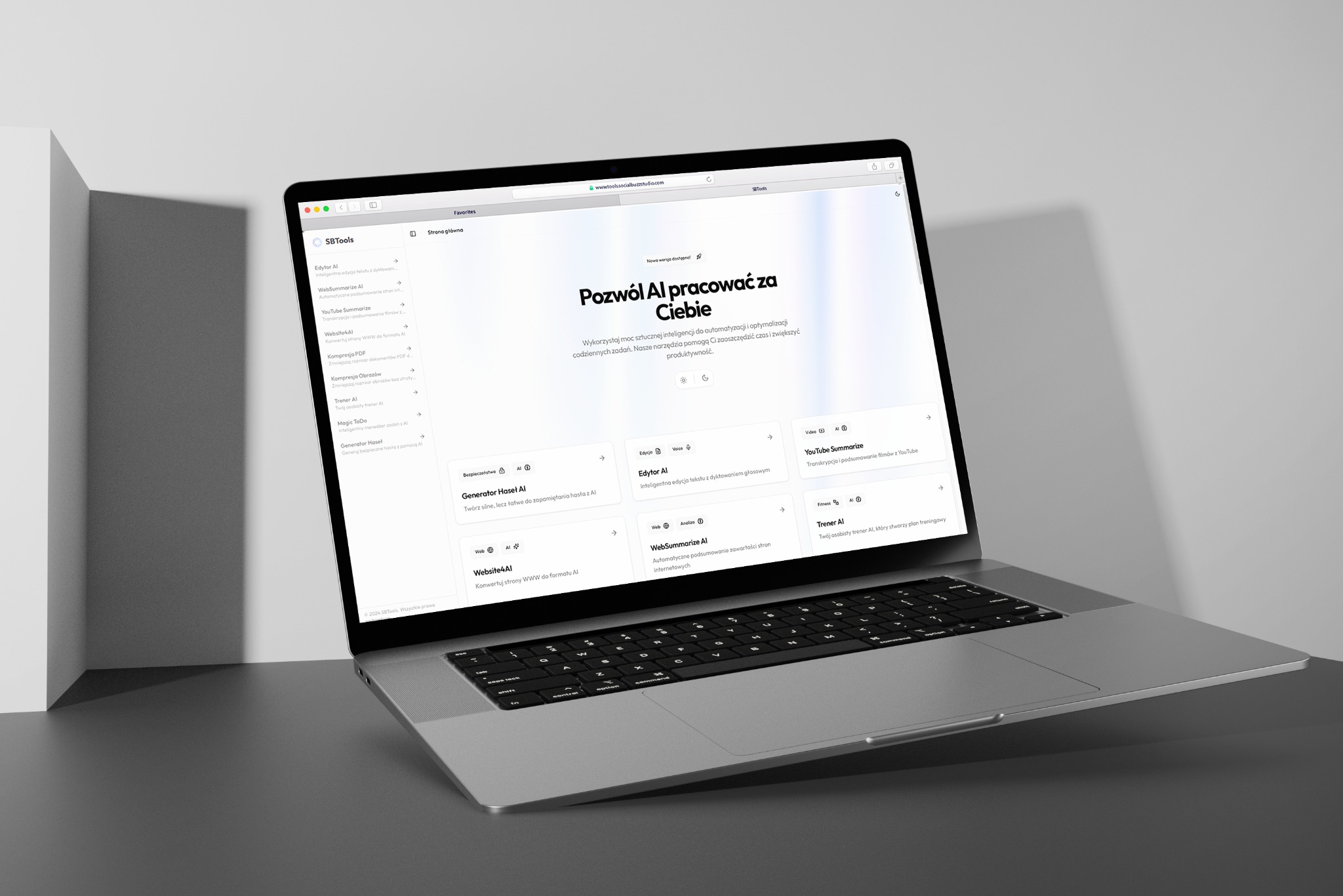 Laptop z otwartą stroną SBTools prezentuje narzędzia AI do automatyzacji zadań, w tym edytor tekstu, podsumowywacz YouTube i konwerter stron WWW.