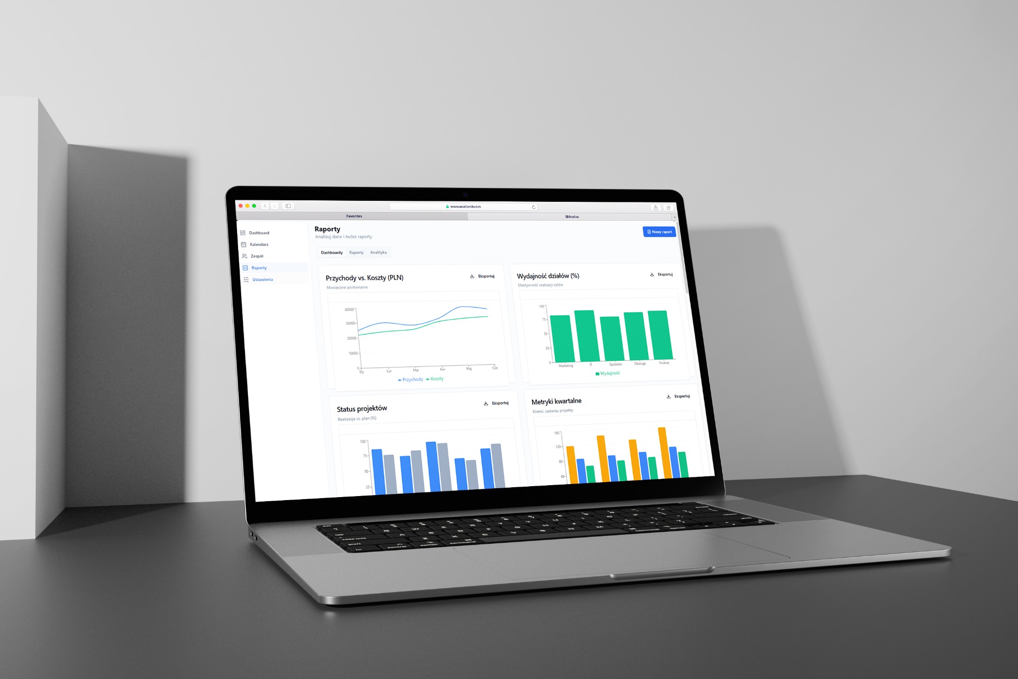 Laptop wyświetla interfejs analizy danych z wykresami przychodów, kosztów, wydajności działów i statusu projektów. Nowoczesny design, stonowana kolorystyka.