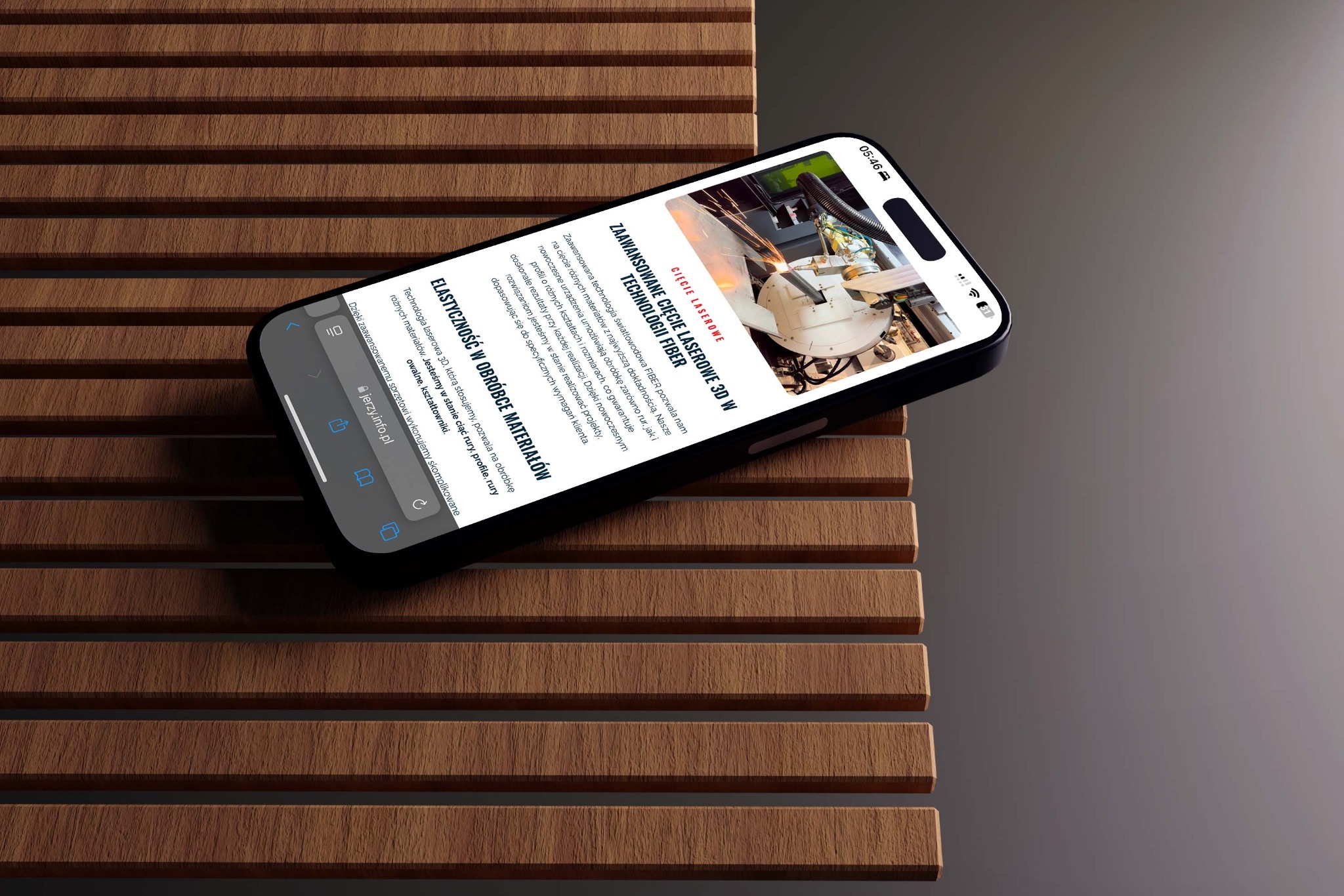 Strona WWW na smartfonie w Katowicach prezentuje zaawansowane cięcie laserowe 3D w technologii fiber. Widoczne detale obróbki materiałów i elastyczność w obróbce.