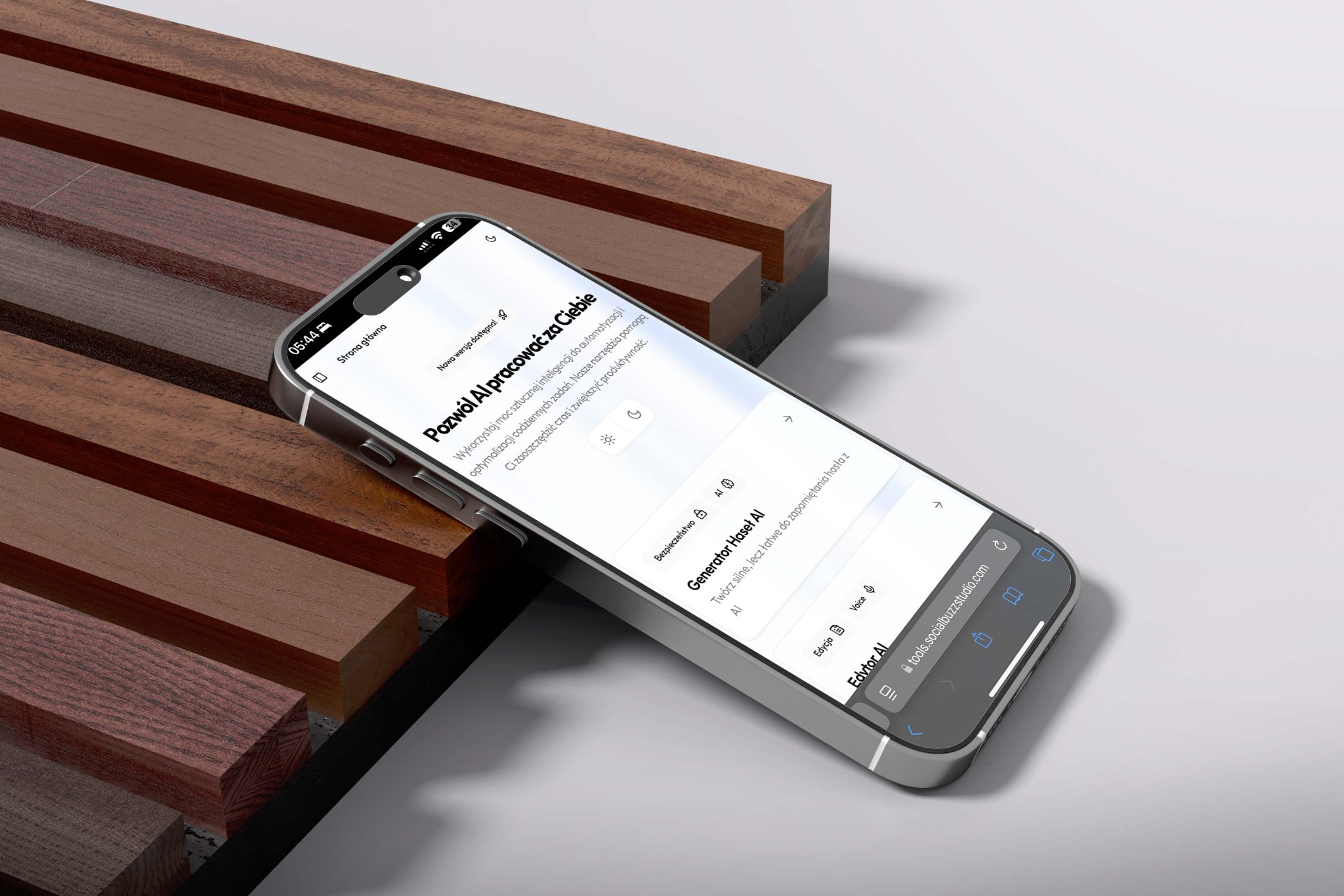 Smartfon z otwartą stroną narzędzia AI leży na dekoracyjnej ściance z drewnianych listew. Widok z góry, oświetlenie studyjne, minimalistyczny design.