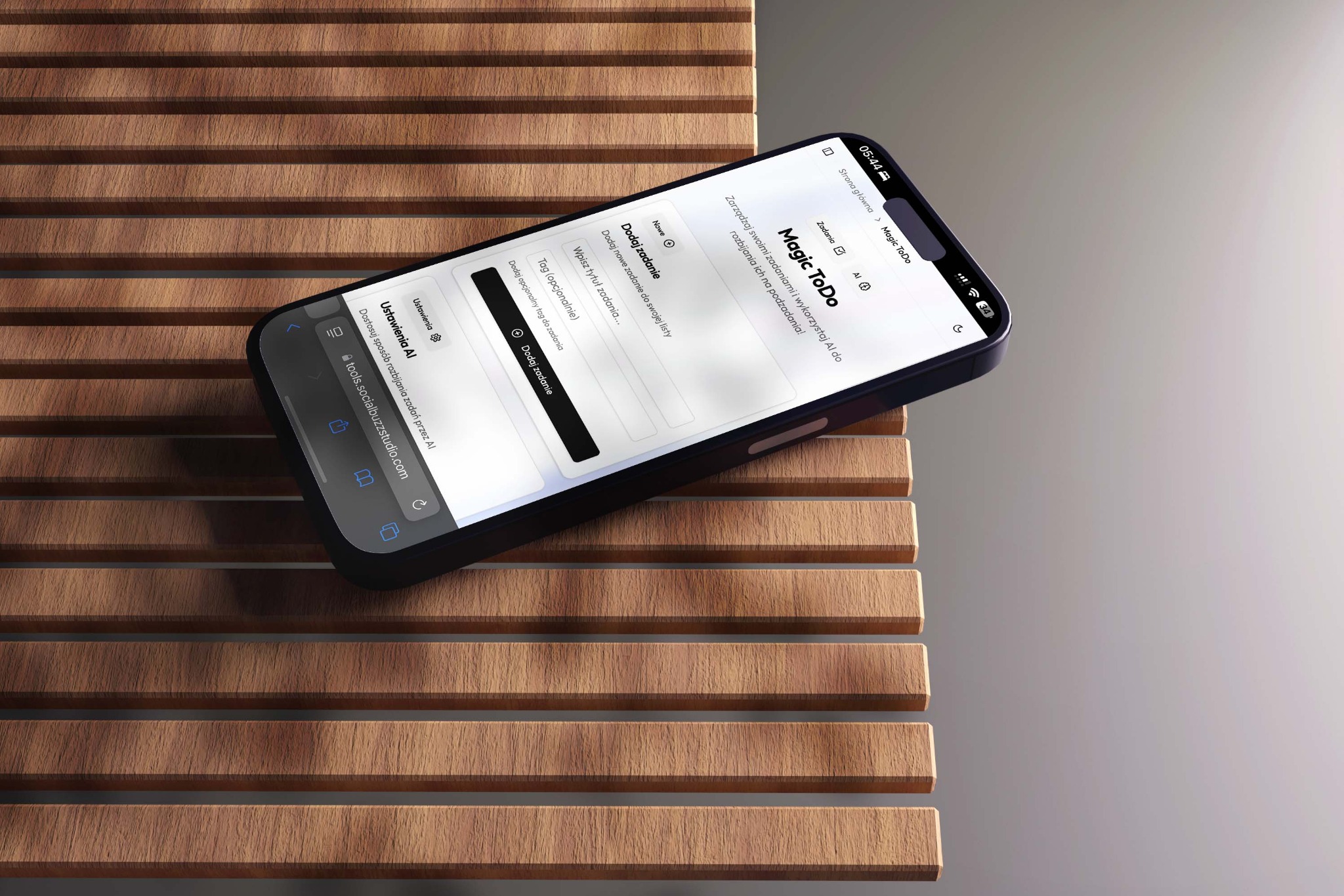 Ekran smartfona prezentuje interfejs aplikacji Magic ToDo z funkcją AI, na tle drewnianej powierzchni. Aplikacja do zarządzania zadaniami z wykorzystaniem sztucznej inteligencji.