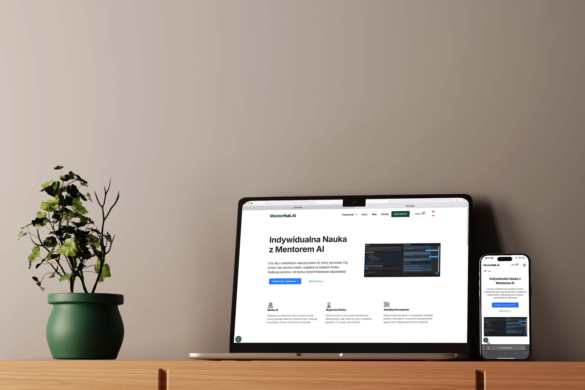 Strona internetowa MentorHub.AI wyświetlana na laptopie i smartfonie, z zieloną rośliną doniczkową po lewej stronie. Minimalistyczny design, neutralne tło.