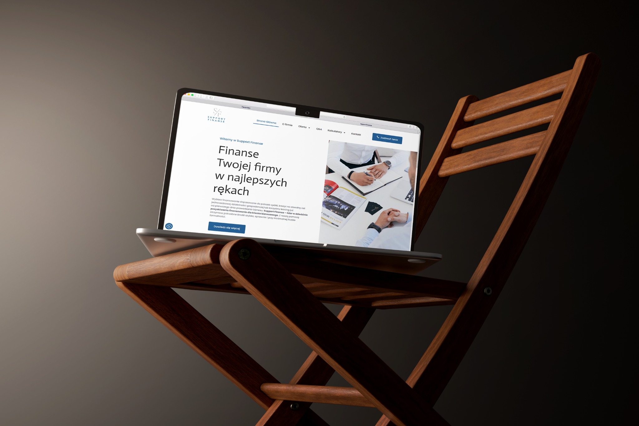 Laptop z witryną 'Support Finanse' na drewnianym krześle. Prezentacja strony internetowej z ofertą finansowania dla firm. Minimalistyczny design i czytelny układ.