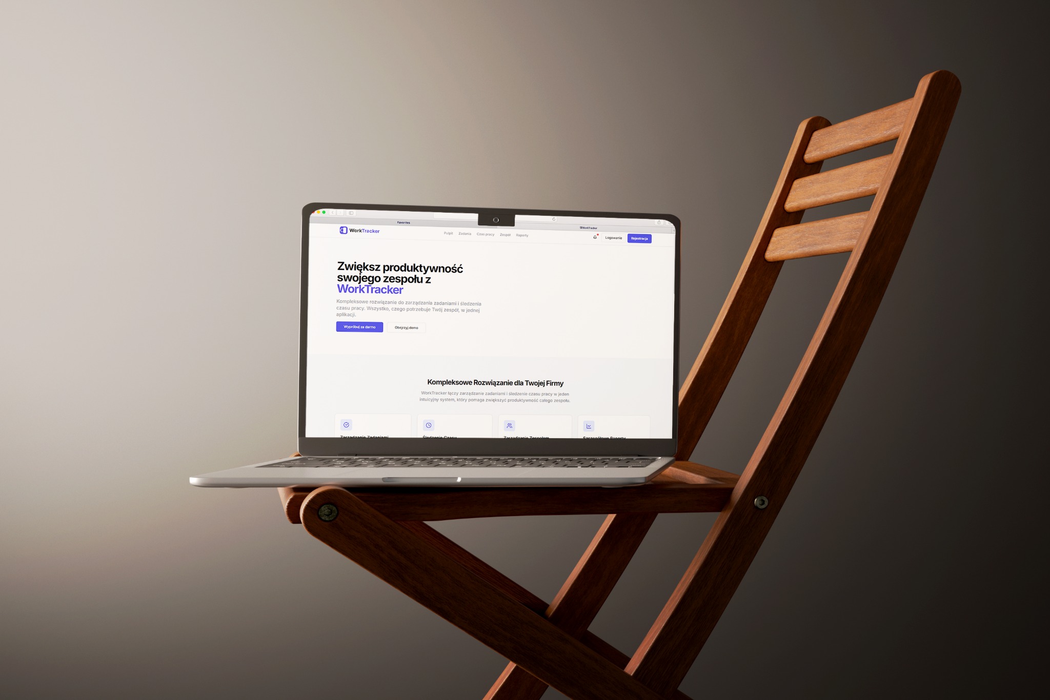 Laptop z otwartą stroną WorkTracker na drewnianym krześle. Ekran prezentuje funkcje zarządzania zadaniami i czasem pracy dla firm.