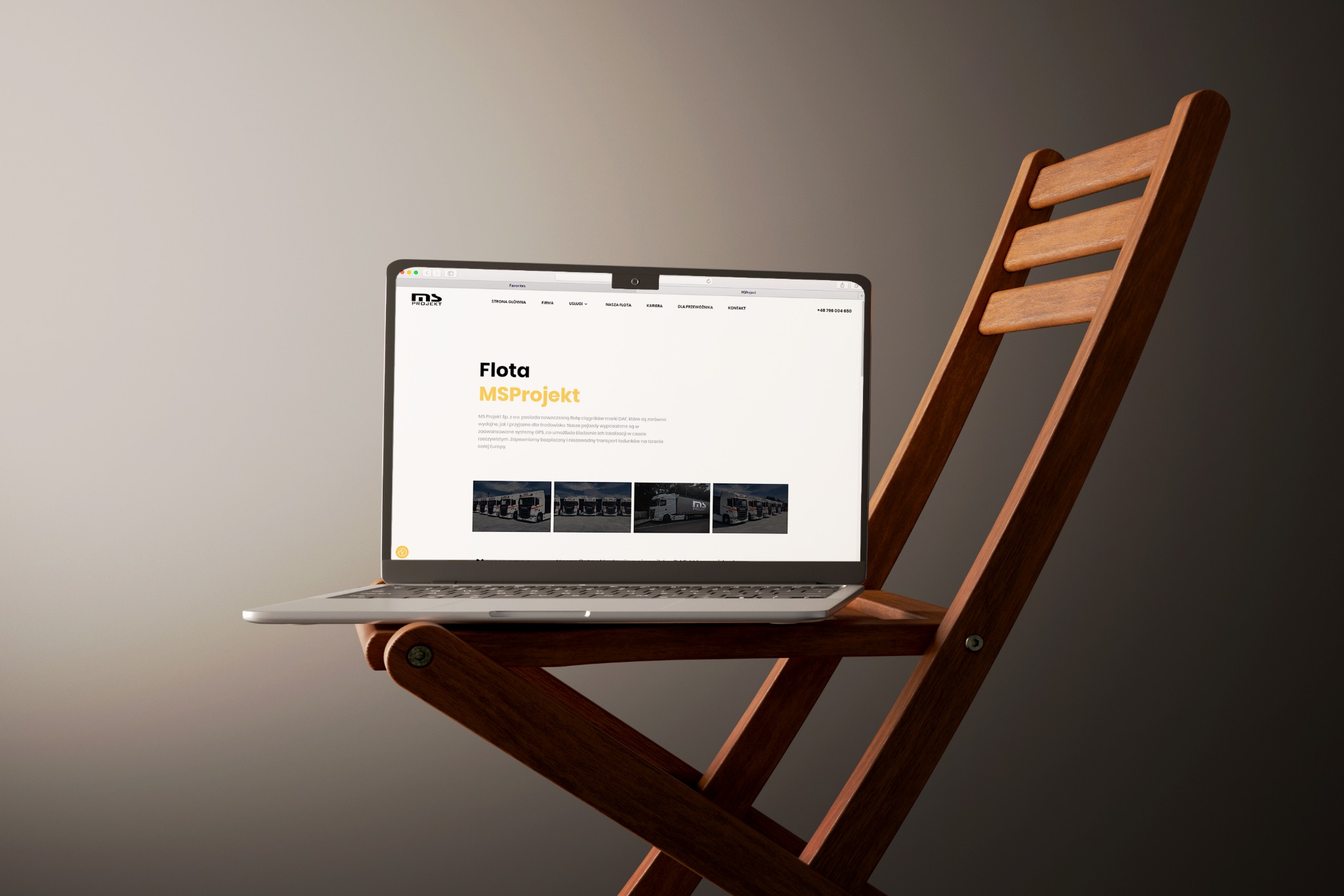 Laptop na krześle prezentuje stronę internetową firmy MS Projekt z flotą pojazdów. Minimalistyczny design, stonowana kolorystyka, profesjonalna prezentacja.