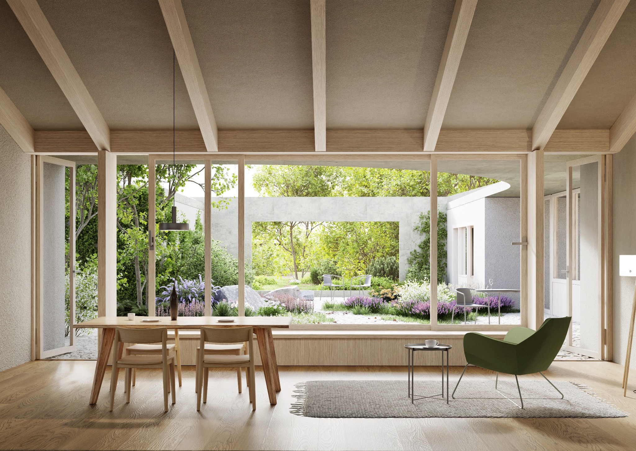 Jasne wnętrze z drewnianą konstrukcją stropu i dużym oknem z widokiem na bujny ogród, minimalistyczny stół z krzesłami i zielony fotel na dywanie.