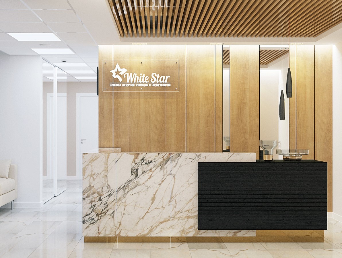 Nowoczesna recepcja z marmurowym blatem i drewnianą ścianą w tle, oświetlona wiszącymi lampami i podświetlonym sufitem z drewnianych listew.